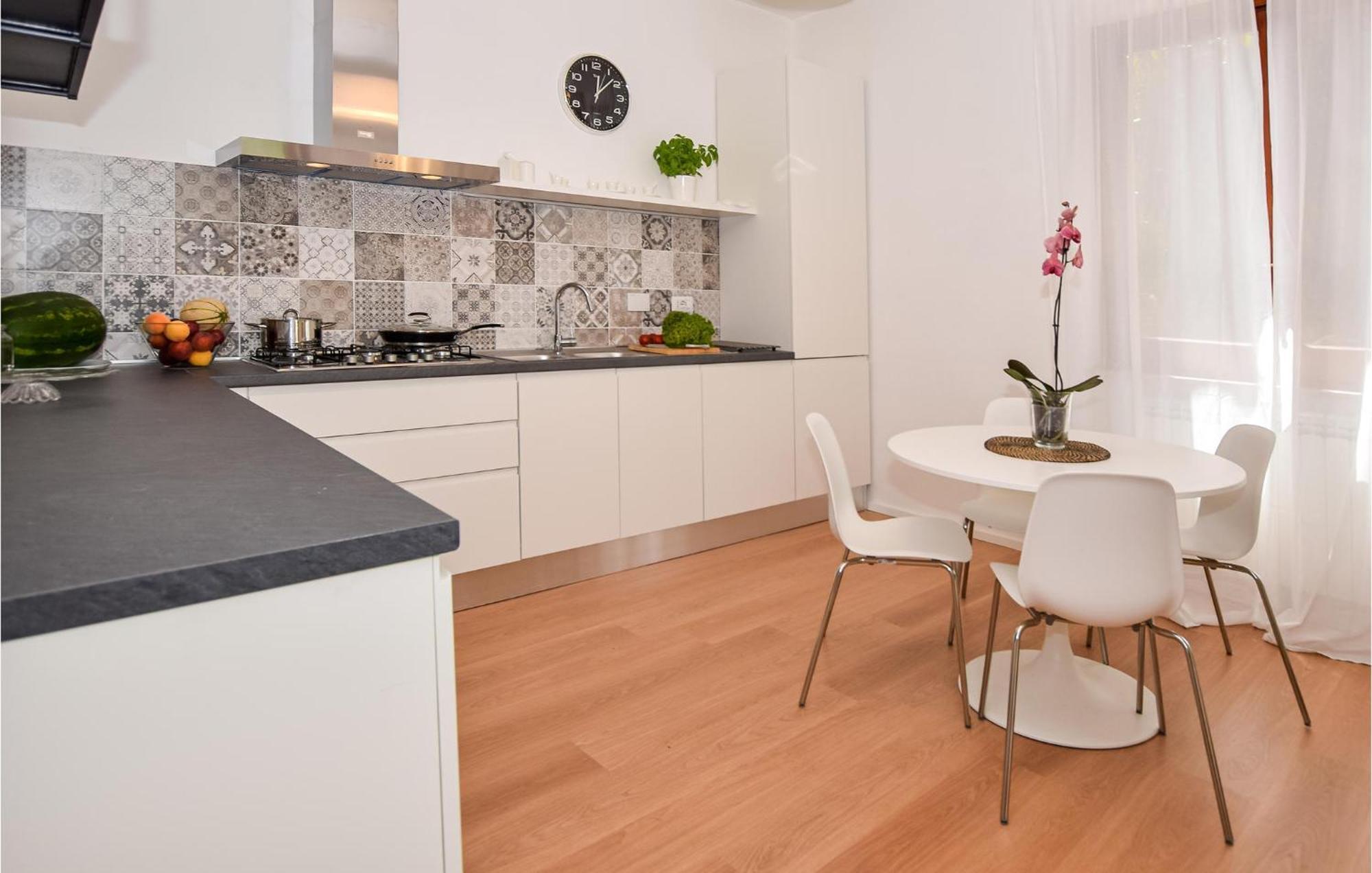 Cozy Home In Anguillara Sabazia With Kitchenette Eksteriør billede